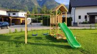 Spielturm mit Doppelschaukel und Holzdach MultiFlyer | Wickey.de