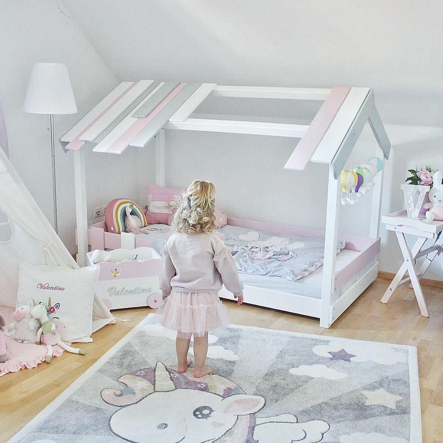 Kinderzimmer mit Hausbett